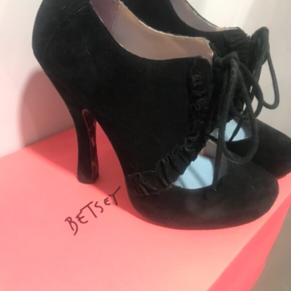Ladies RARE Betsey Johnson kitten heel booties size 8.5 - Picture 7 of 8